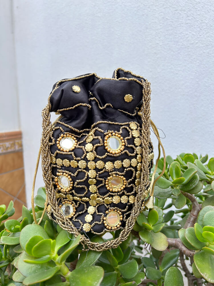 Bolso negro con detalles dorados