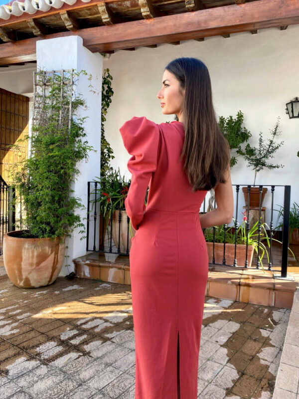 Vestido elegante con hombrera