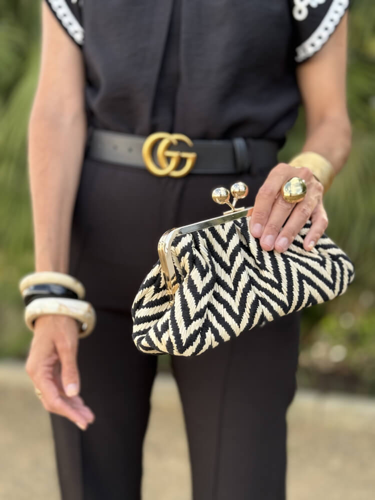 Bolso Beige Y Negro con Cadena Dorada