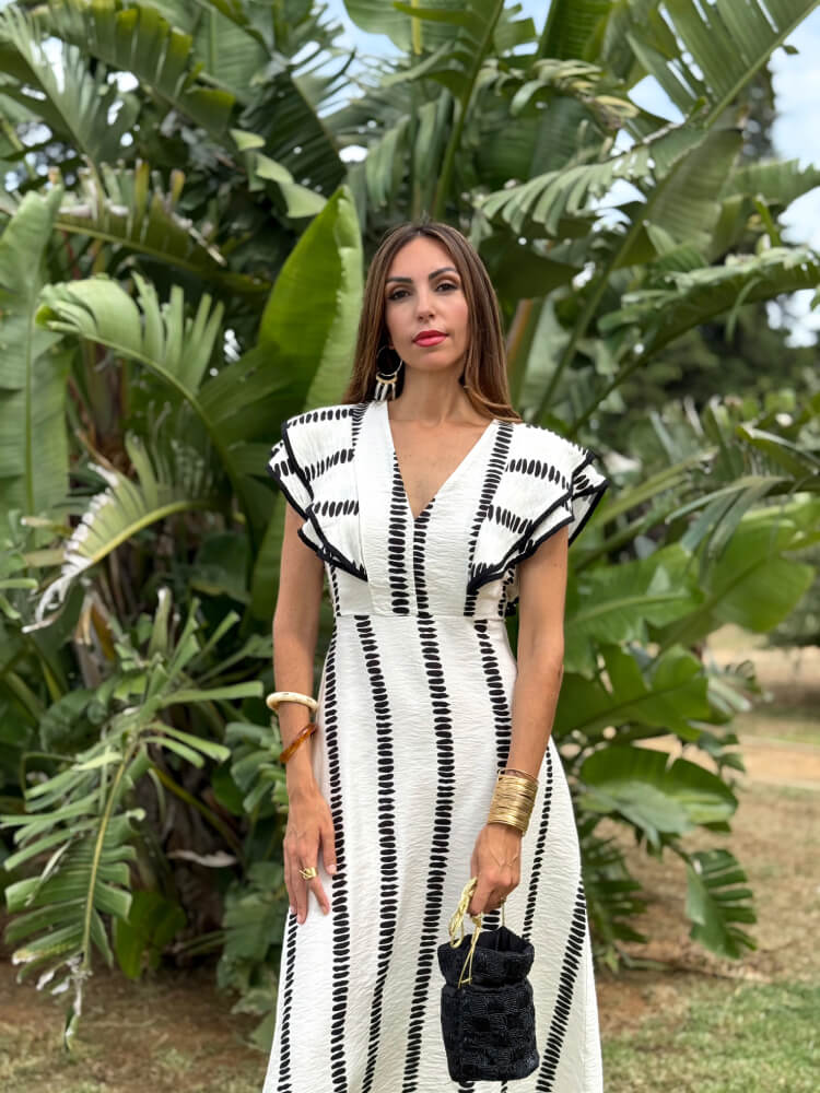 Vestido Blanco con Volantes y Rayas Verticales