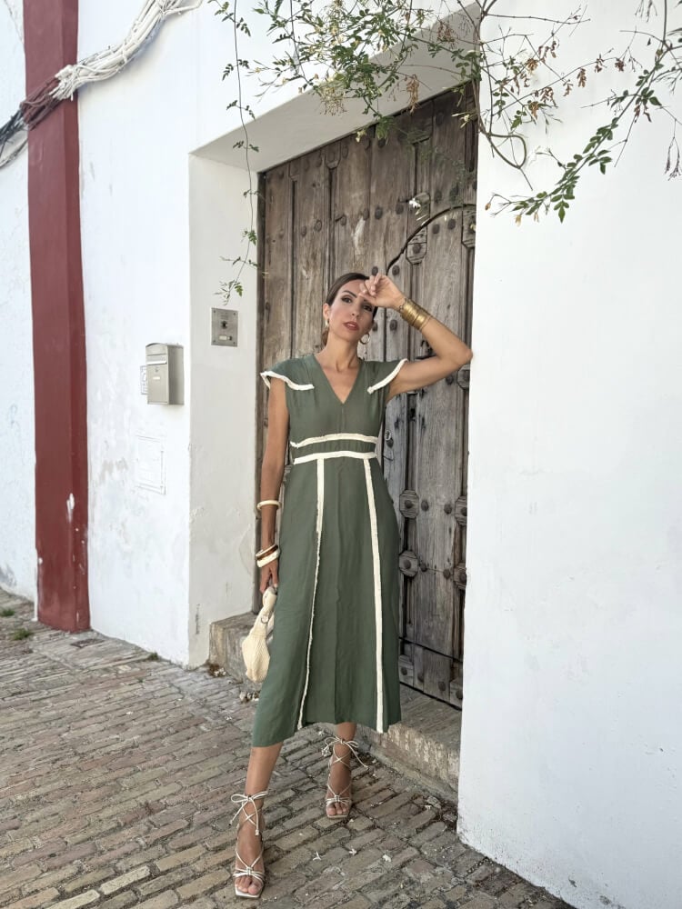 Vestido Midi Verde Con Mangas Amplias Y Flecos Beige
