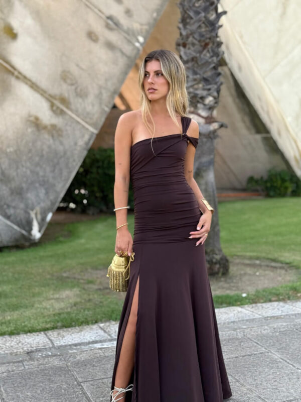 Vestido Marrón de Corte Entallado