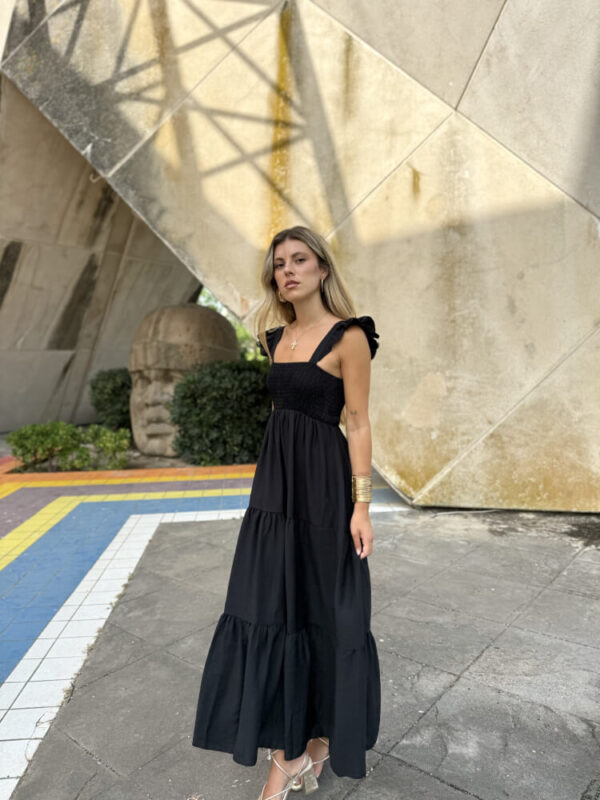 Vestido Negro Fluido con Cuerpo Elástico