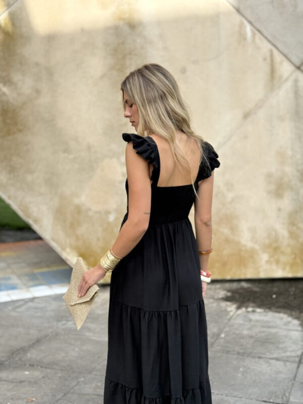 Vestido Negro con Caída Ligera y Volantes