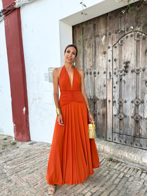 Vestido Largo Naranja Con Movimiento Y Corte Elegante
