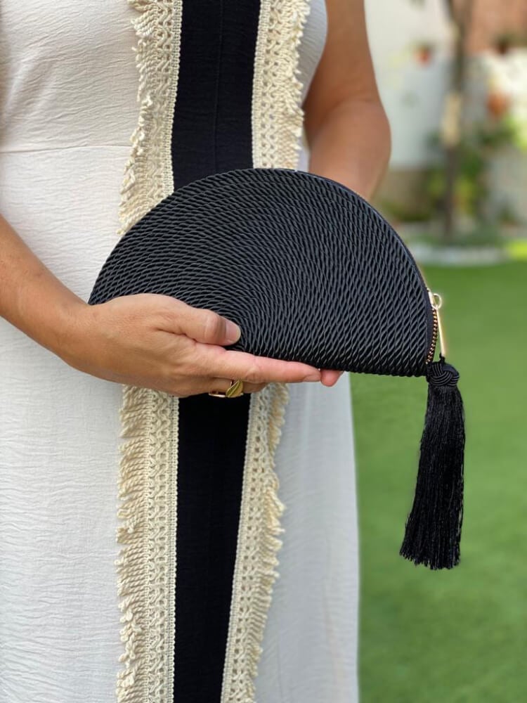 Bolso Negro con Cremallera en Mano