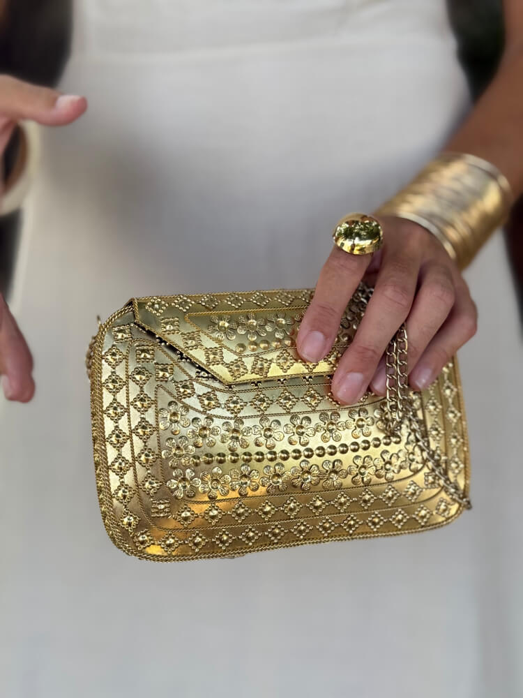 Bolso Dorado Con Incrustaciones Elegantes