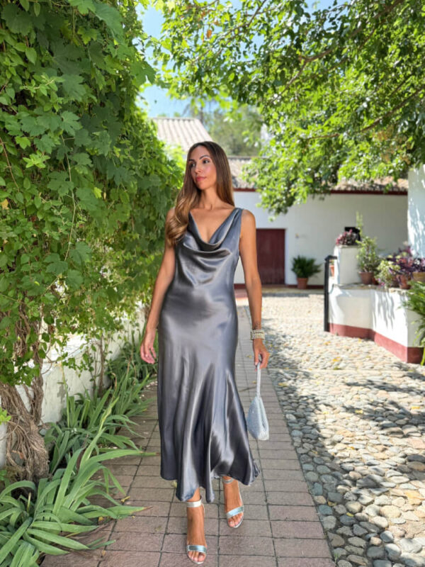 Vestido Plateado Sedoso Caída del Tejido