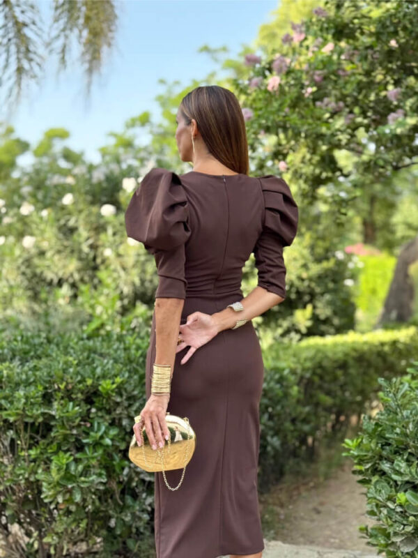 Vestido Marrón Con Abertura Trasera