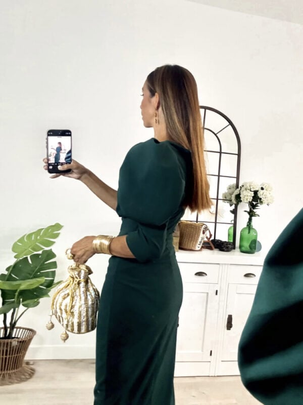 Vestido Negro Con Abertura Elegante