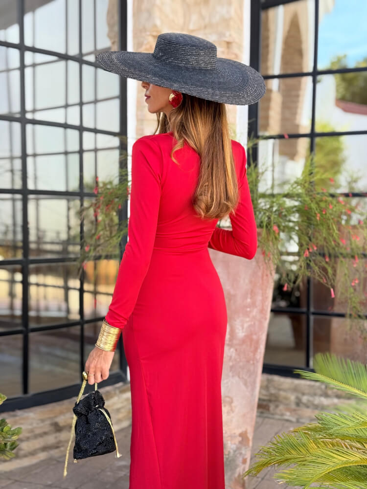 Vestido Rojo Con Aro Dorado Escote Profundo
