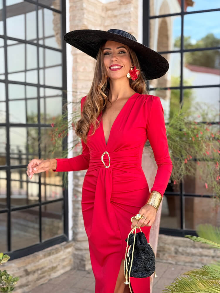 Vestido Rojo Con Aro Dorado Sofisticado