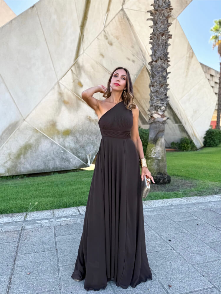 Vestido Marrón Con Corte Asimétrico