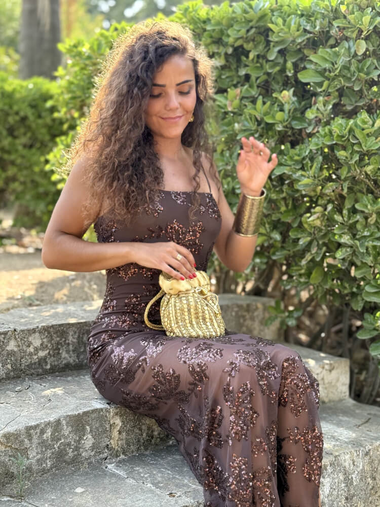 Vestido Marrón Con Detalles De Lentejuelas Sofisticado