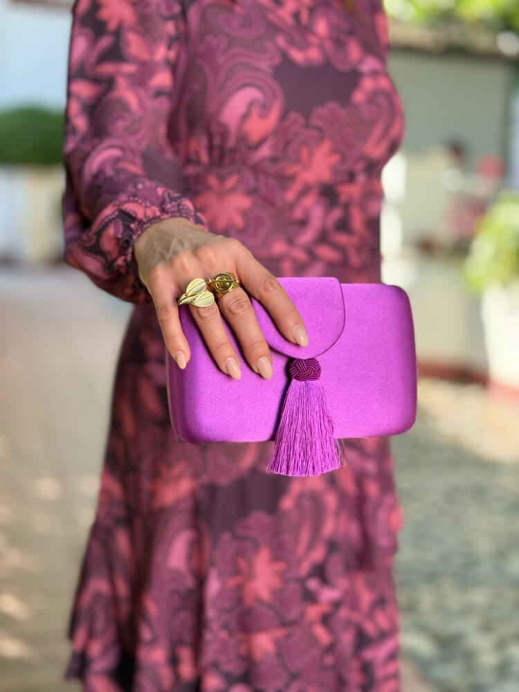 Bolso Morado Con Borla Decorativa