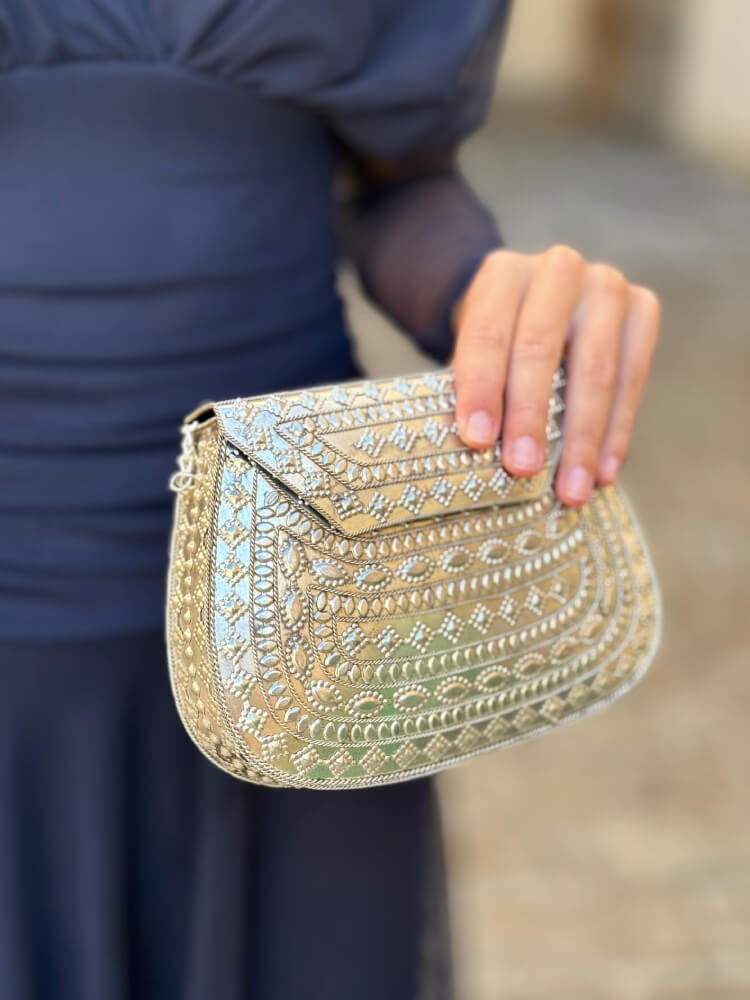 Clutch Dorado Con Grabado Artesanal