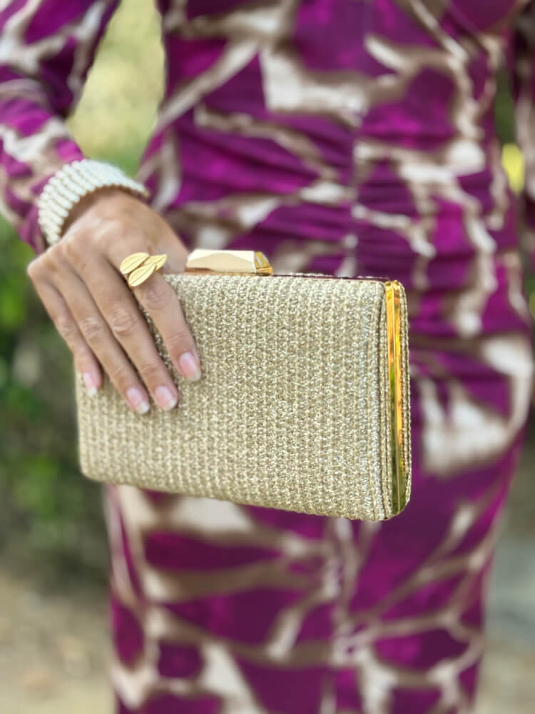 Bolso Dorado Con Asa De Cadena