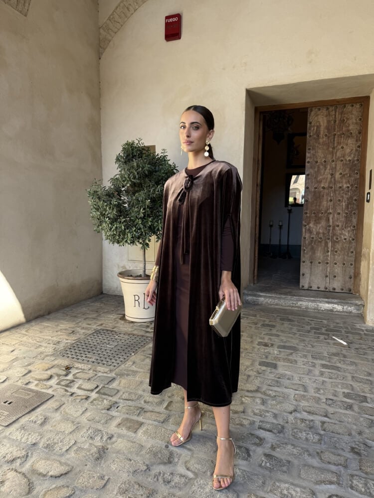 Capa Marrón Con Lazada Frontal