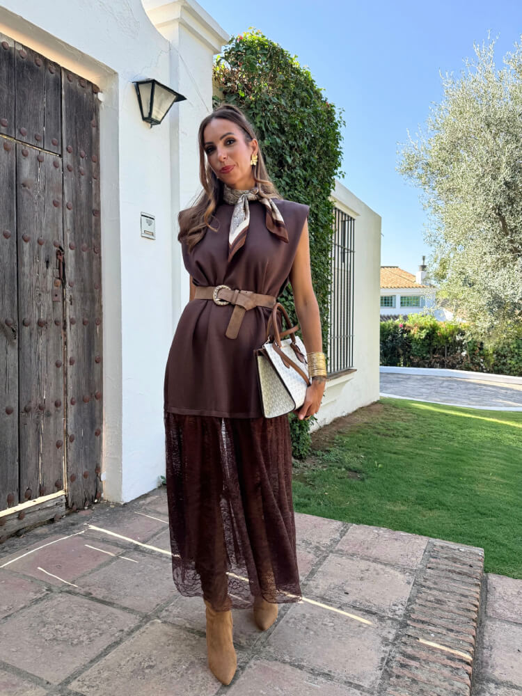 Vestido marrón hombreras y falda de encaje