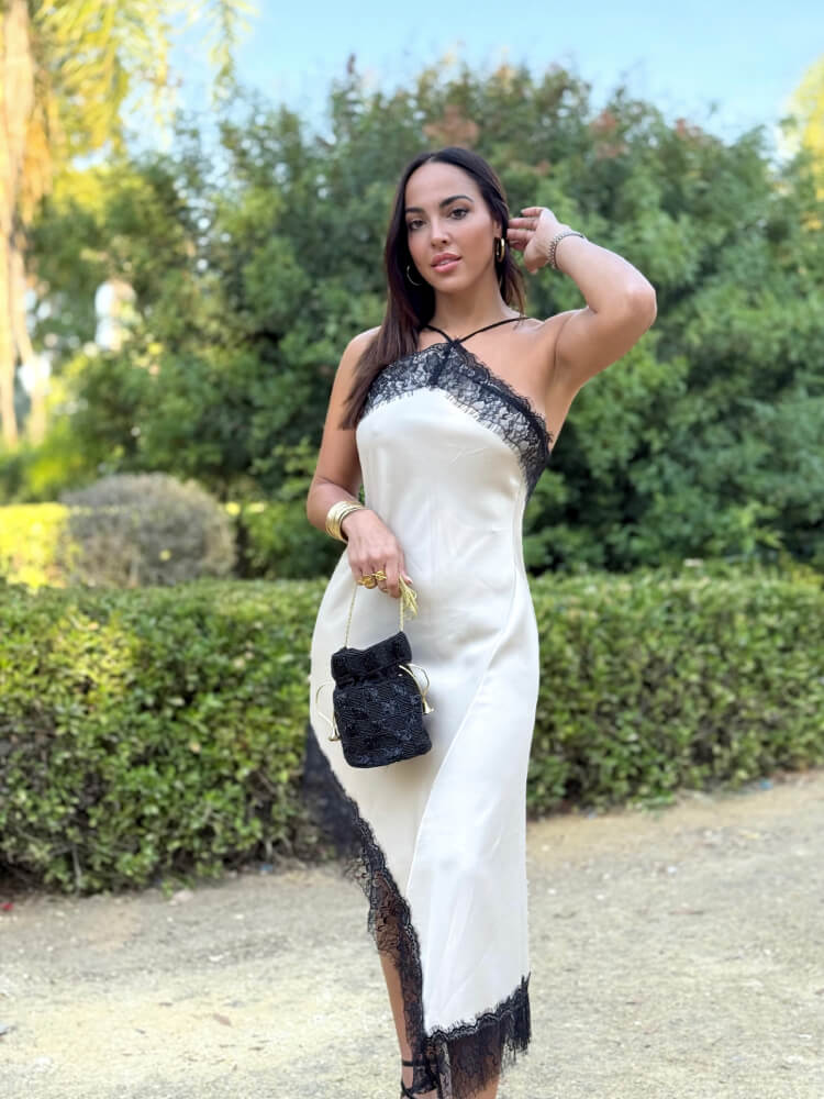 Vestido lencero beige claro con encaje negro