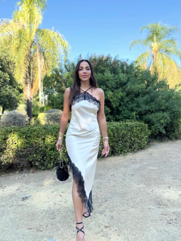 Vestido lencero beige claro con encaje negro - Imagen 2