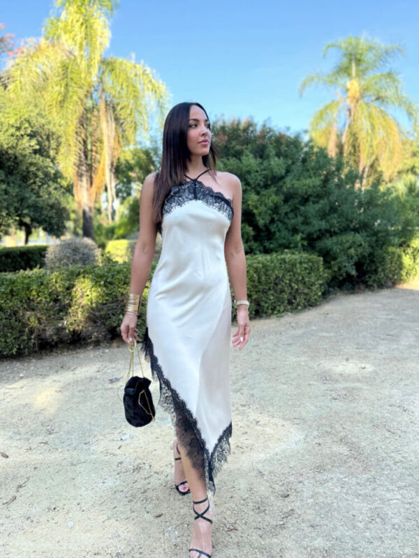 Vestido lencero beige claro con encaje negro - Imagen 4