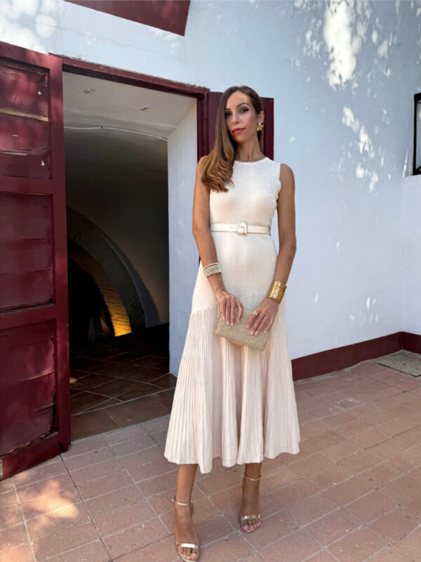 Vestido midi de punto beige claro con cinturón - Imagen 4