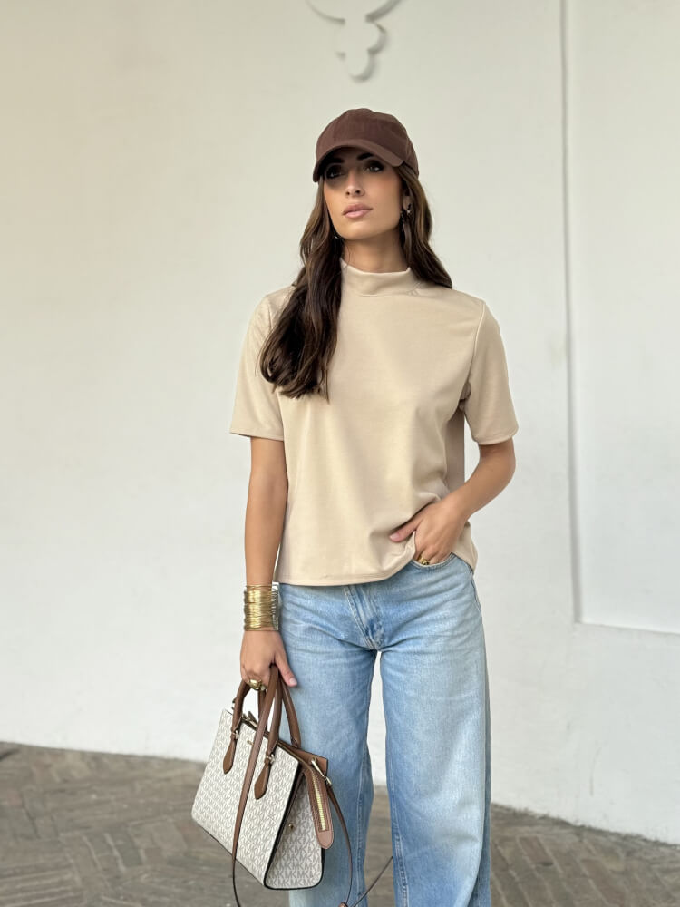 Camiseta Beige Básica Con Estilo