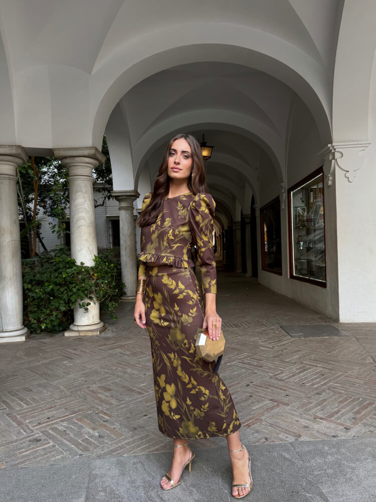 Conjunto Marrón Y Amarillo Con Falda Elegante