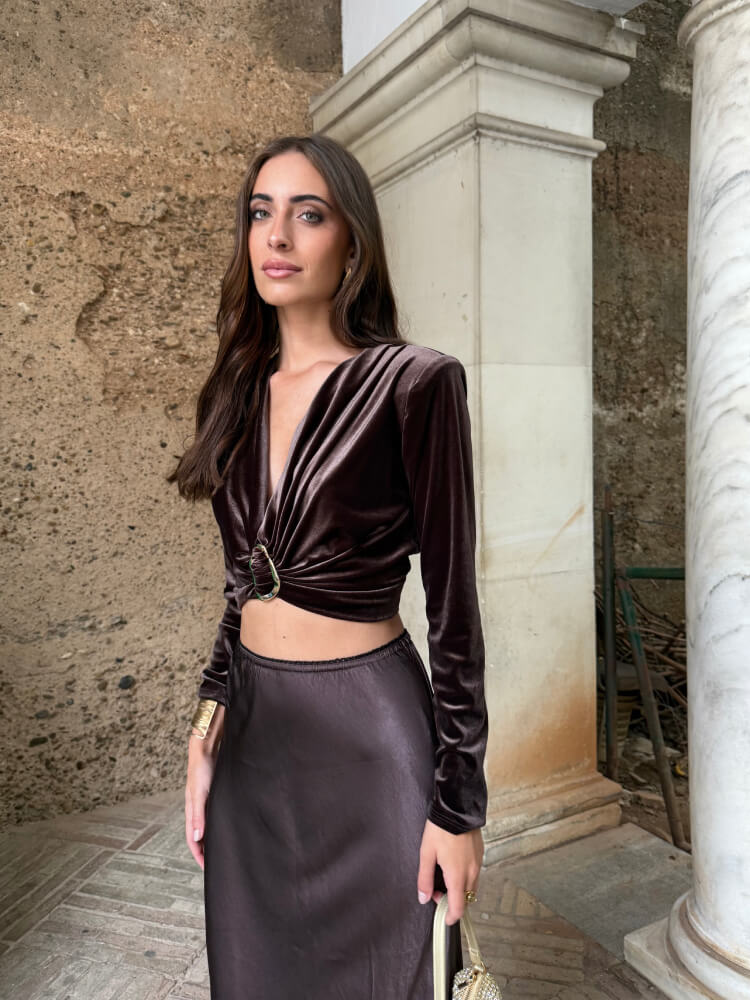 Top Marrón Con Detalle Dorado