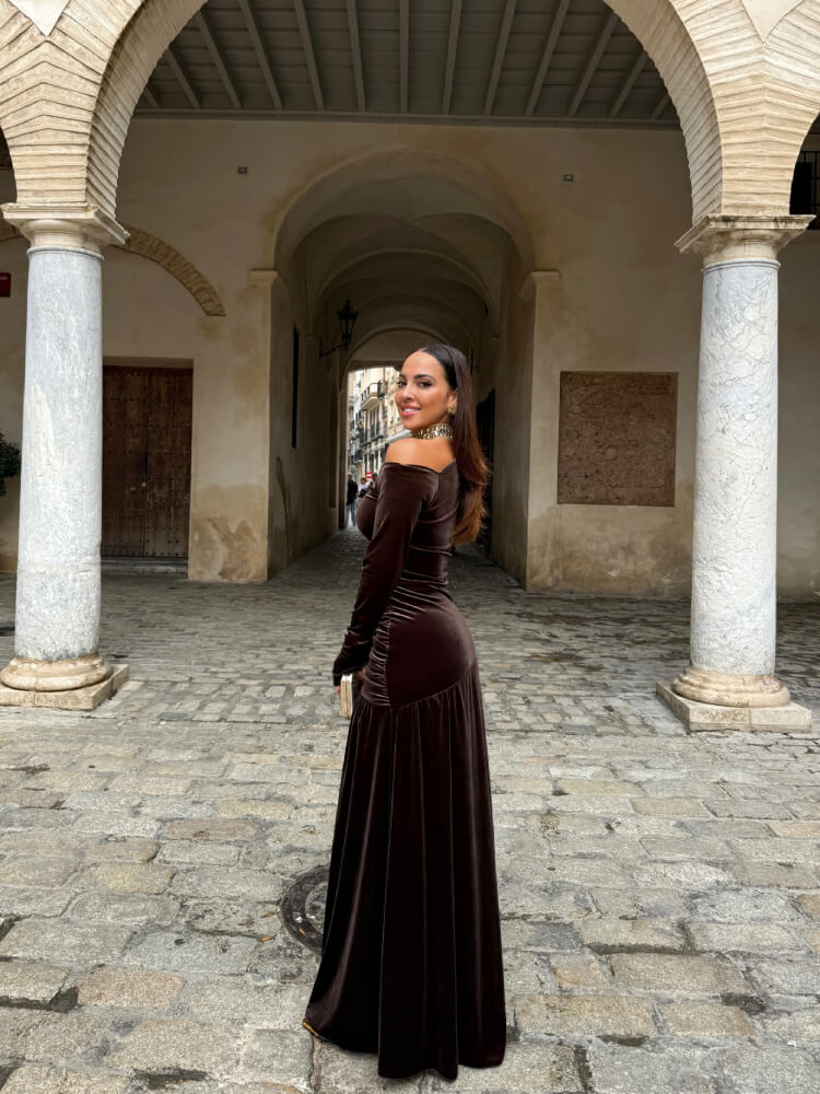 Vestido Marrón Largo Con Silueta Fluida
