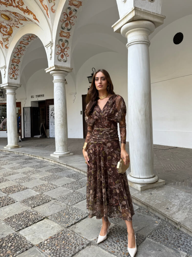 Vestido Marrón Con Vuelo Elegante